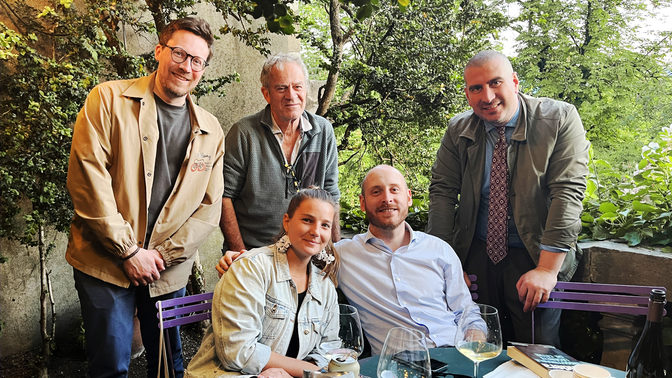 Photo des membres Fleur Pialloux, Florent Sidler, Giovanni, Brian et Jean-Dominique lors de la réunion de la Table Bleue à Genève en mai 2025.